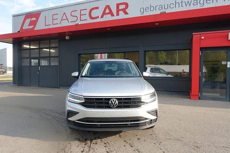Silber Gebraucht 2023 VW Tiguan Life SUV | 27.588 € (Superpreis) - Bild 1/4