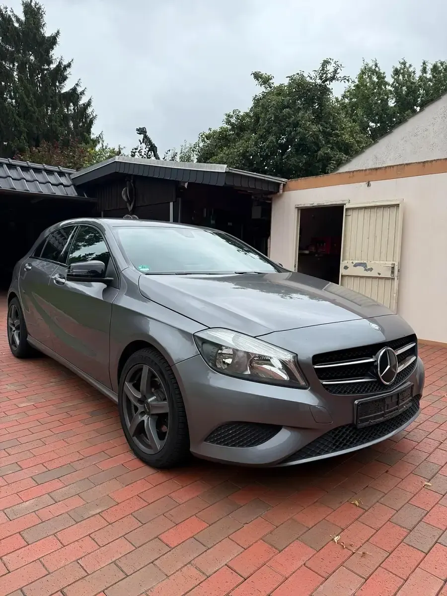Gebraucht Mercedes A180 122 PS (89 kW) 2014 Grau Kleinwagen