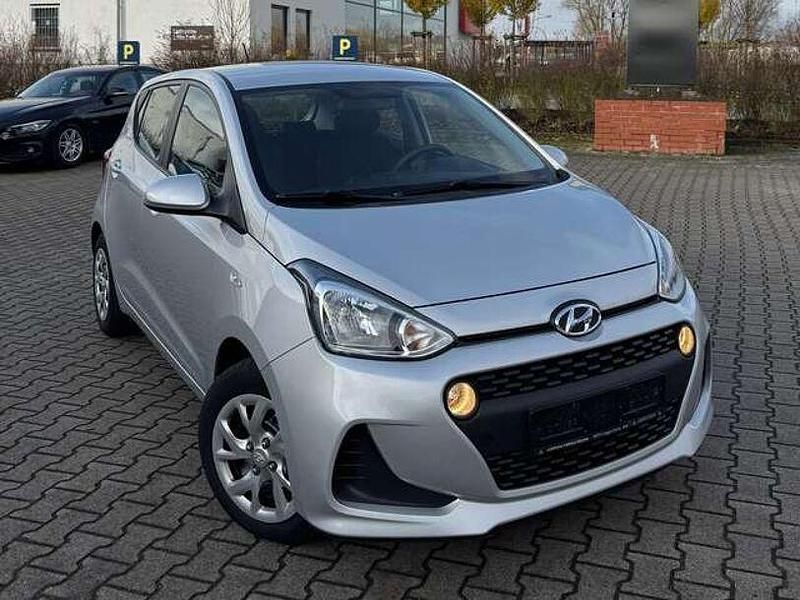 Gebraucht Hyundai i10 Trend 67 PS (49 kW) 2020 Sleek silver / met Kleinwagen