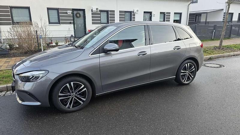 Gebraucht Mercedes B250 163 PS (119 kW) 2023 Grau Van / Kleinbus