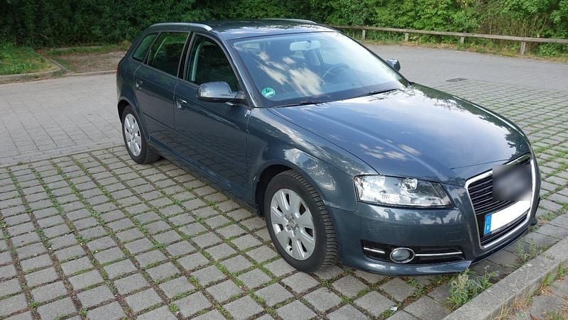 Grau Gebraucht 2012 Audi A3 Sportback Attraction Limousine | 7.500 € (Guter Preis) - Bild 1/4