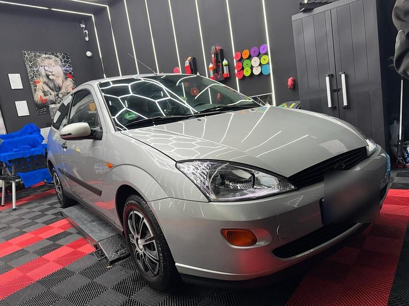Silber Gebraucht 2000 Ford Focus Limousine | 1.900 € (Fairer Preis) - Bild 1/4