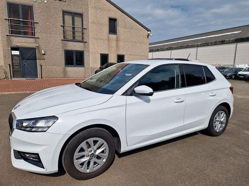 Weiß Gebraucht 2023 Skoda Fabia Style Limousine | 15.488 € (Superpreis) - Bild 1/4