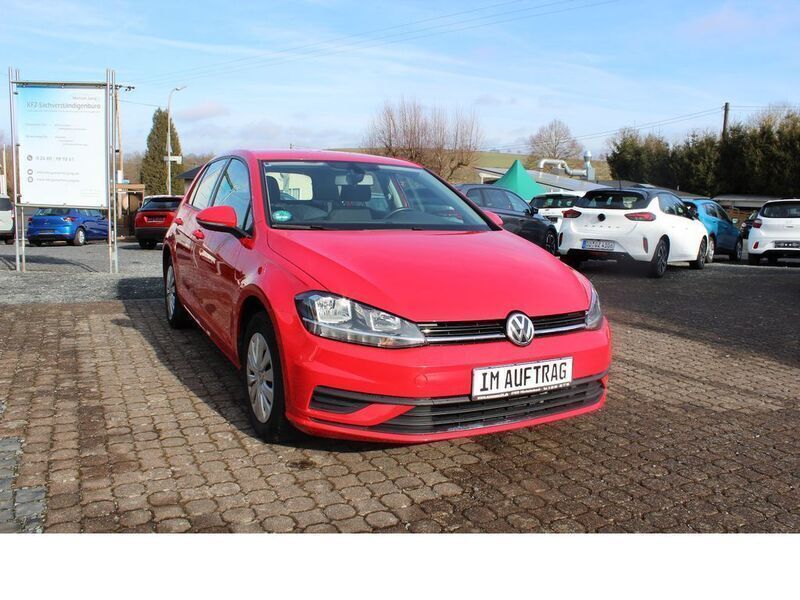 Rot Gebraucht 2019 VW Golf VII Trendline Limousine | 11.500 € (Superpreis) - Bild 1/4