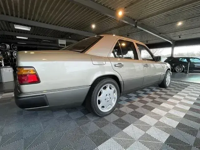 Gebraucht Mercedes E230 Sportline 132 PS (97 kW) 1990 Silber Limousine