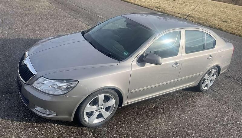 Gebraucht Skoda Octavia Elegance 160 PS (117 kW) 2010 Cappuccinobeige metallic Limousine