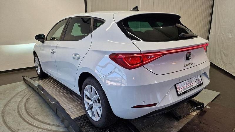Gebraucht Seat Leon Style 131 PS (96 kW) 2022 Weiß Limousine