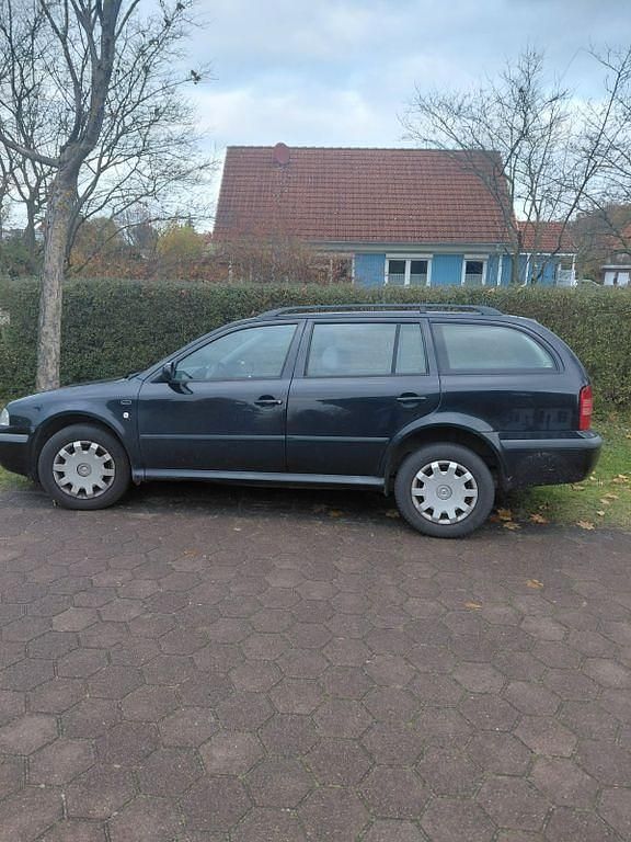 Schwarz Gebraucht 2002 Skoda Octavia Comfort Kombi | 1.200 € (Fairer Preis) - Bild 1/2