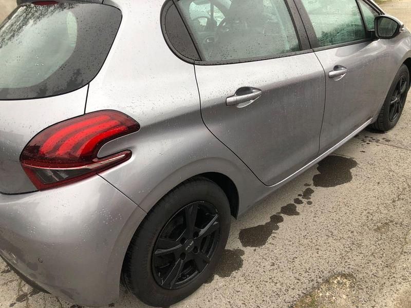 Gebraucht Peugeot 208 Active 83 PS (61 kW) 2019 Grau Kleinwagen