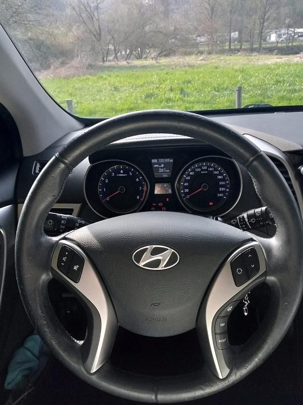 Gebraucht Hyundai i30 100 PS (73 kW) 2012 Blau Limousine