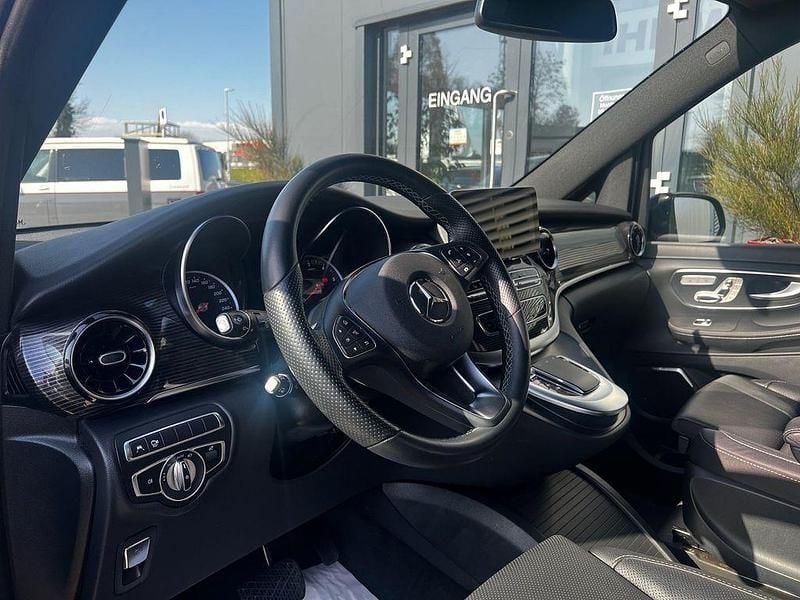 Gebraucht Mercedes V220 Avantgarde 237 PS (174 kW) 2022 Grau Van / Kleinbus