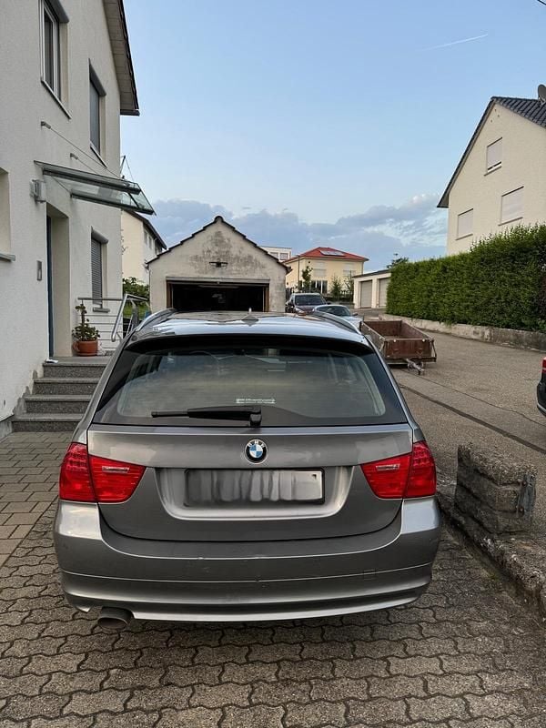 Gebraucht BMW 320 184 PS (135 kW) 2011 Grau Kombi
