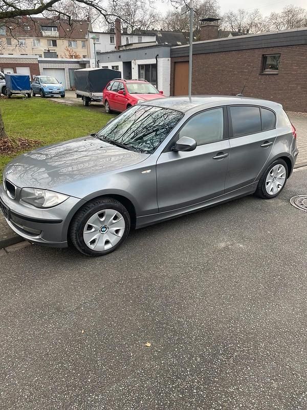 Grau Gebraucht 2010 BMW 118 Kleinwagen | 2.950 € (Superpreis) - Bild 1/4