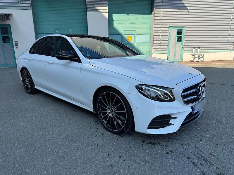 Weiß Gebraucht 2018 Mercedes E300 AMG line Limousine | 27.999 € (Fairer Preis) - Bild 1/4