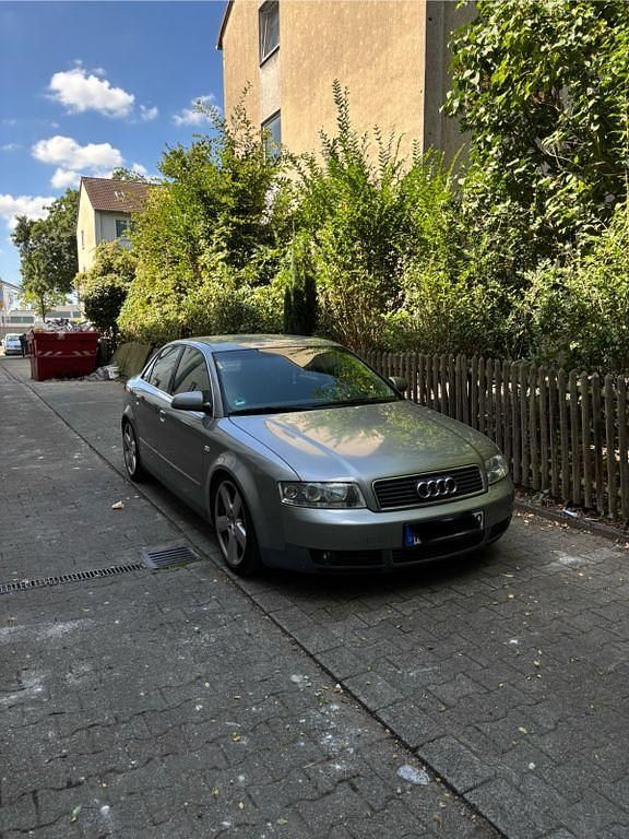 Grau Gebraucht 2003 Audi A4 Limousine | 700 € (Superpreis) - Bild 1/4
