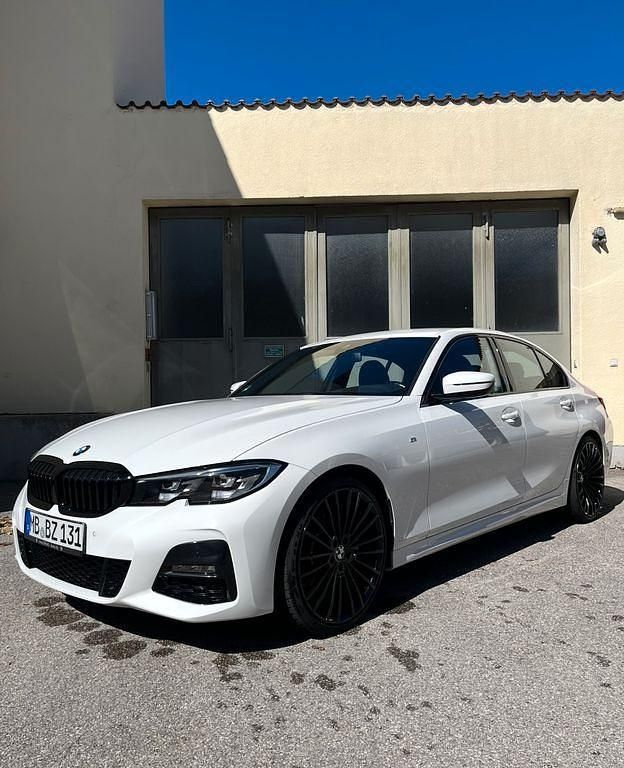 Weiß Gebraucht 2022 BMW 330 M Sport Limousine | 29.900 € (Guter Preis) - Bild 1/4