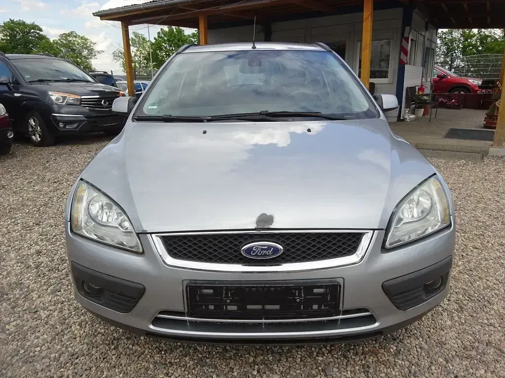 Używany Ford Focus Ghia 116 KM (85 kW) 2005 Szary Sedan/Limuzyna
