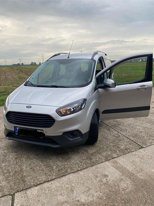 Silber Gebraucht 2018 Ford Tourneo Courier Van / Kleinbus | 9.000 € (Guter Preis) - Bild 1/4