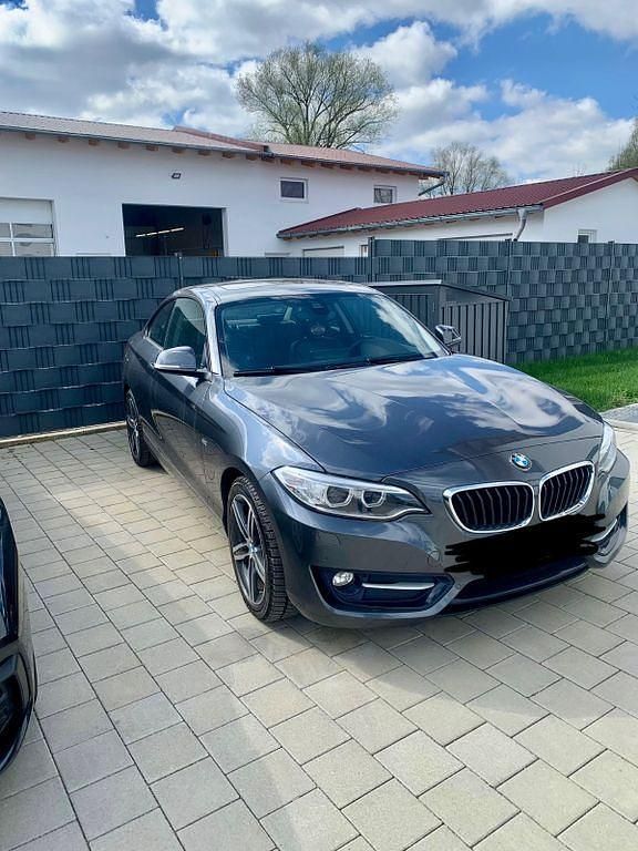 Grau Gebraucht 2016 BMW 220 Sport Line Coupé | 17.700 € (Fairer Preis) - Bild 1/4