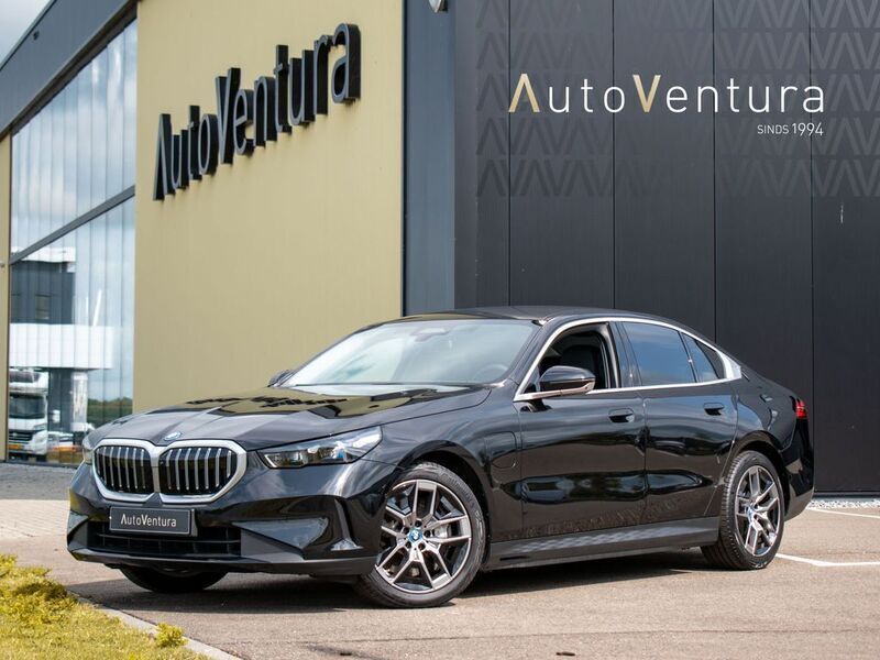 Schwarz Gebraucht 2024 BMW 550e Sport Line Limousine | 74.950 € - Bild 1/4