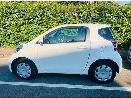 Weiß Gebraucht 2011 Toyota iQ Kleinwagen | 5.500 € (Fairer Preis) - Bild 1/4