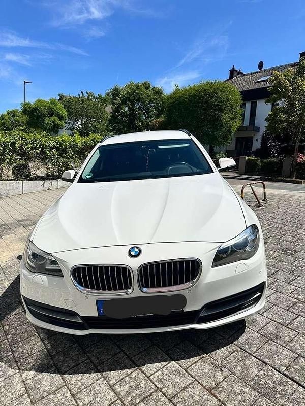 Weiß Gebraucht 2017 BMW 520 Luxury Line Kombi | 17.999 € (Guter Preis) - Bild 1/4