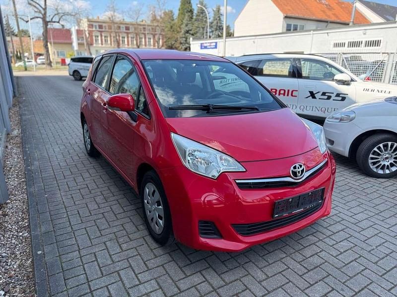 Gebraucht Toyota Verso-S Cool 99 PS (72 kW) 2012 Super red 5 Van / Kleinbus