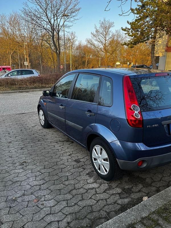 Gebraucht Ford Fiesta 60 PS (44 kW) 2006 Blau Kleinwagen