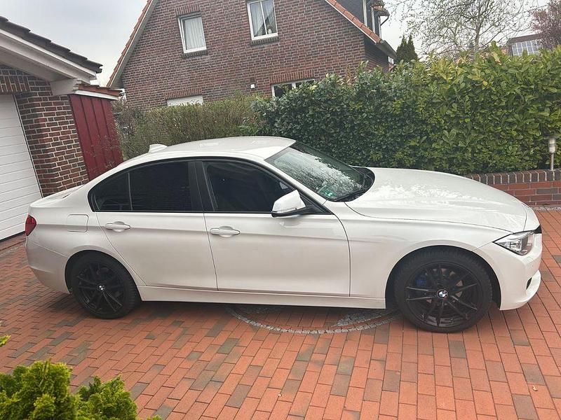 Gebraucht BMW 318 143 PS (105 kW) 2014 Weiß Limousine