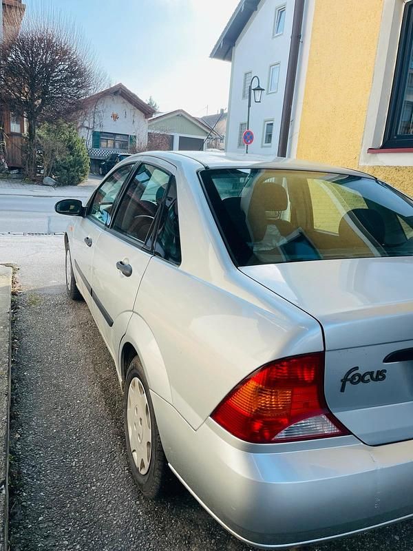 Gebraucht Ford Focus Ghia 100 PS (73 kW) 2001 Silber Limousine