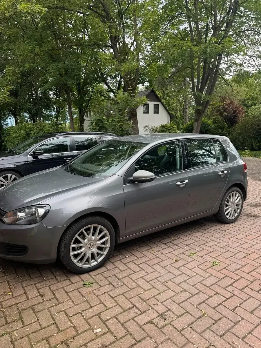 Gebraucht VW Golf VI 105 PS (77 kW) 2011 Grau Kleinwagen