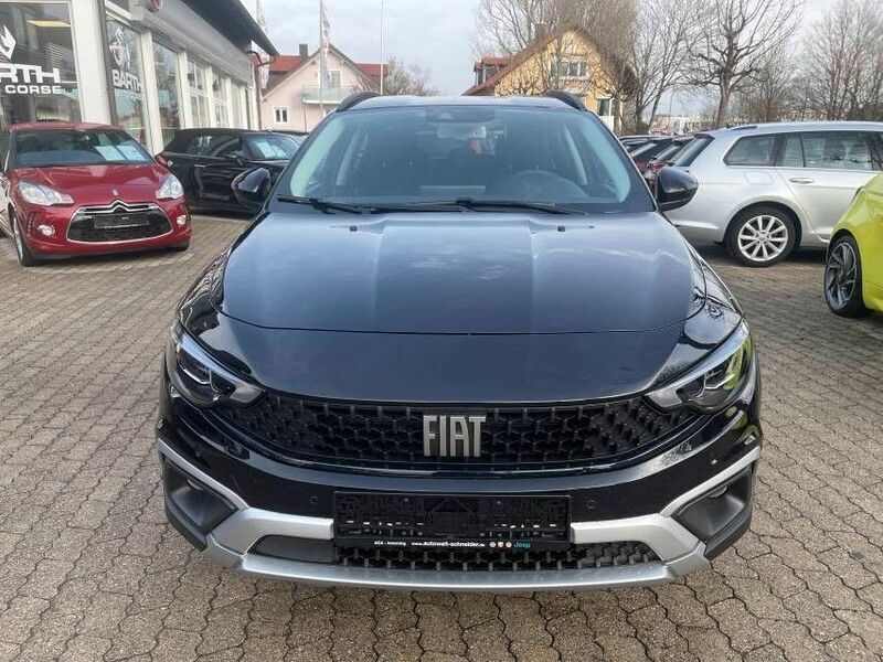 Cinema schwarz metallic Gebraucht 2024 Fiat Tipo Cross Limousine | 28.990 € - Bild 1/4