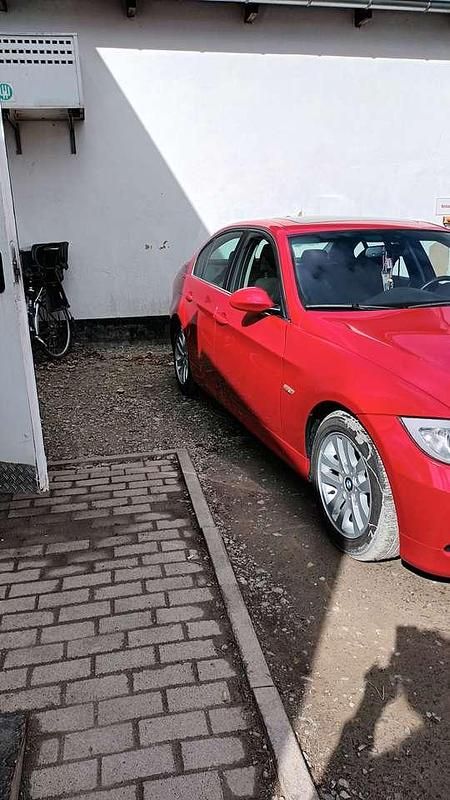 Gebraucht BMW 325 218 PS (160 kW) 2005 Rot Limousine