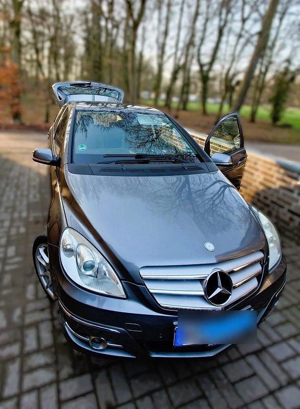 Grau Gebraucht 2009 Mercedes 180 Limousine | 8.490 € (Fairer Preis) - Bild 1/4