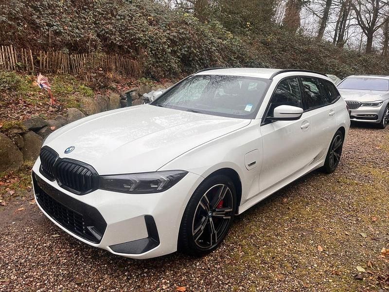 Weiß Gebraucht 2022 BMW 320e M Sport Kombi | 25.980 € (Fairer Preis) - Bild 1/4