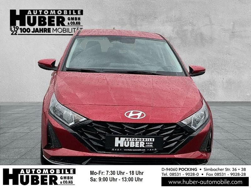 Rot metallic Neu 2025 Hyundai i20 Trend Limousine | 22.890 € (Fairer Preis) - Bild 1/4