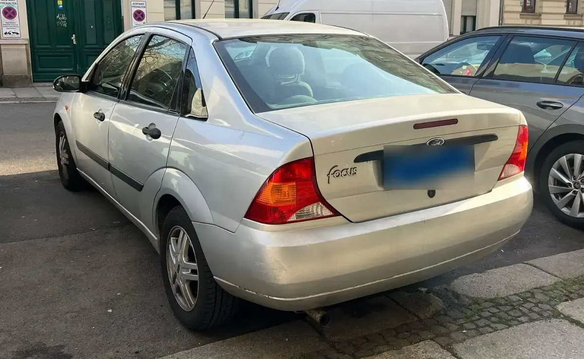 Używany Ford Focus Trend 101 KM (74 kW) 2001 Srebrny Sedan/Limuzyna