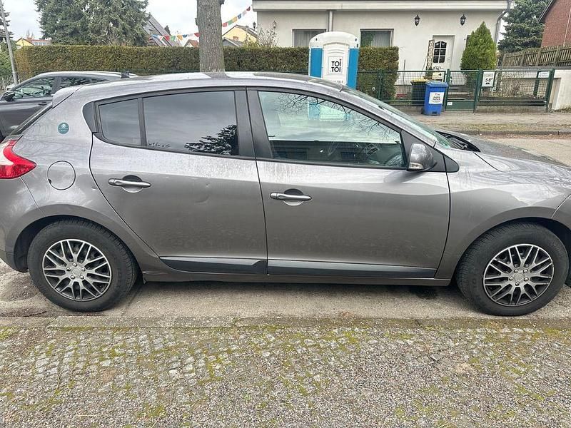 Gebraucht Renault Mégane 101 PS (74 kW) 2010 Grau Limousine