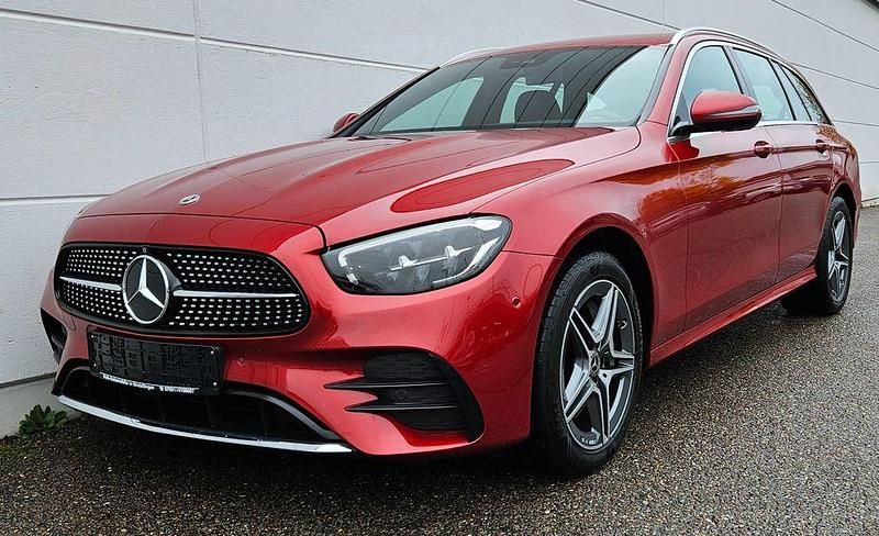 Rot Gebraucht 2022 Mercedes E300 AMG line Limousine | 28.800 € (Superpreis) - Bild 1/4