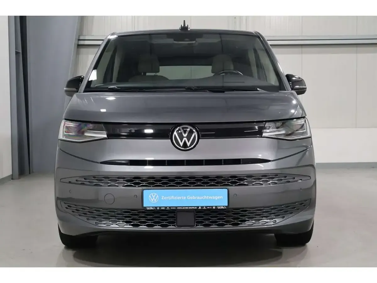 Käytetty VW Multivan Basis 204 HP (150 kW) 2023 Harmaa Tila-auto