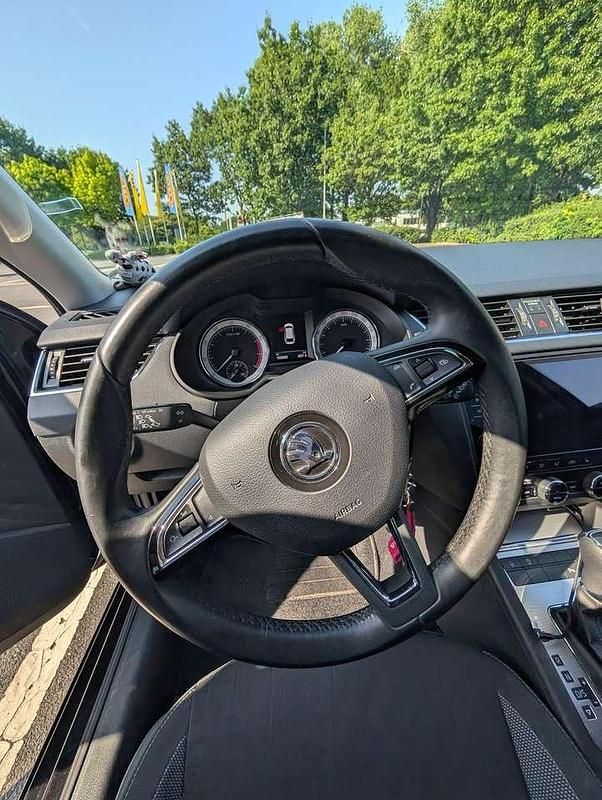 Schwarz Gebraucht 2018 Skoda Octavia Ambition Kombi | 14.900 € (Guter Preis) - Bild 1/4