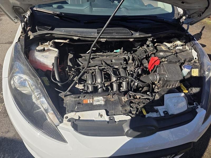 Gebraucht Ford Fiesta Trend 82 PS (60 kW) 2013 Weiß Kleinwagen