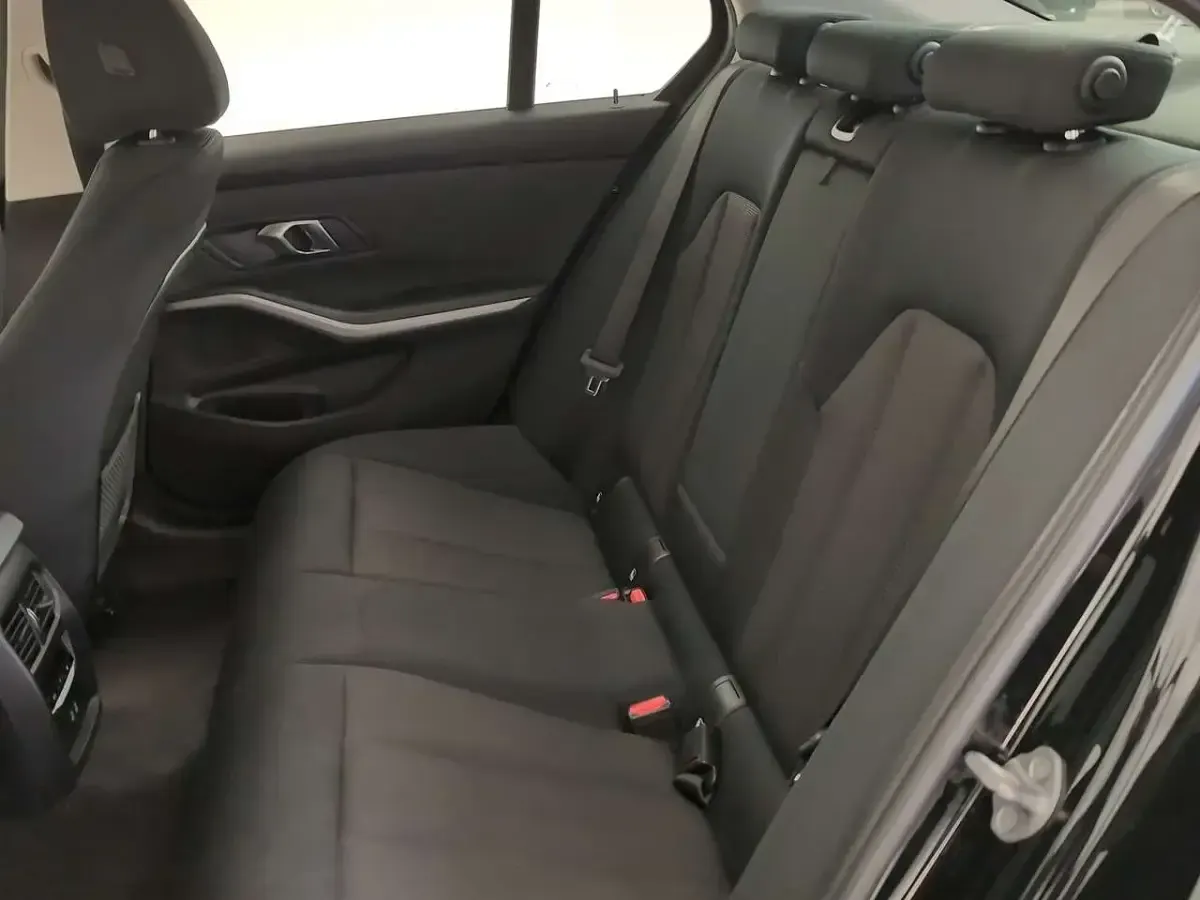 Gebraucht BMW 320e 204 PS (150 kW) 2023 Schwarz uni Limousine