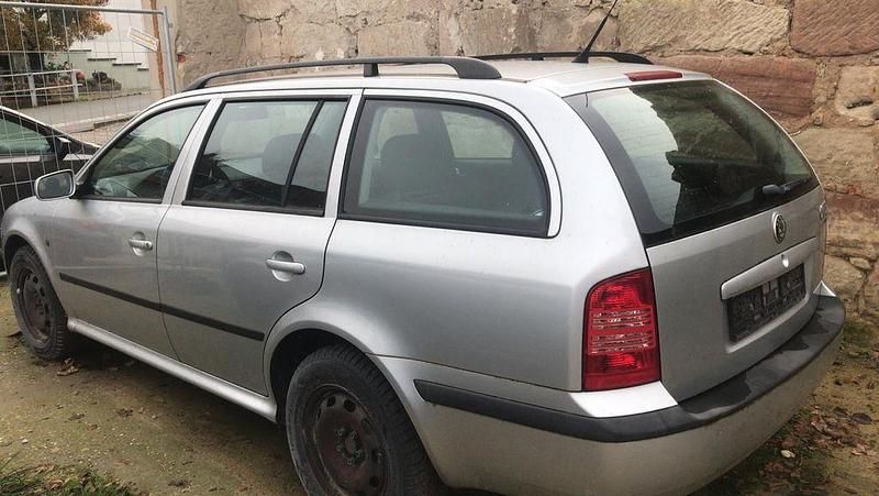 Grau Gebraucht 2009 Skoda Octavia Tour Kombi | 3.995 € (Guter Preis) - Bild 1/2