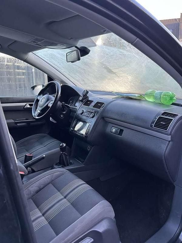 Gebraucht VW Touran Match 105 PS (77 kW) 2012 Schwarz Van / Kleinbus