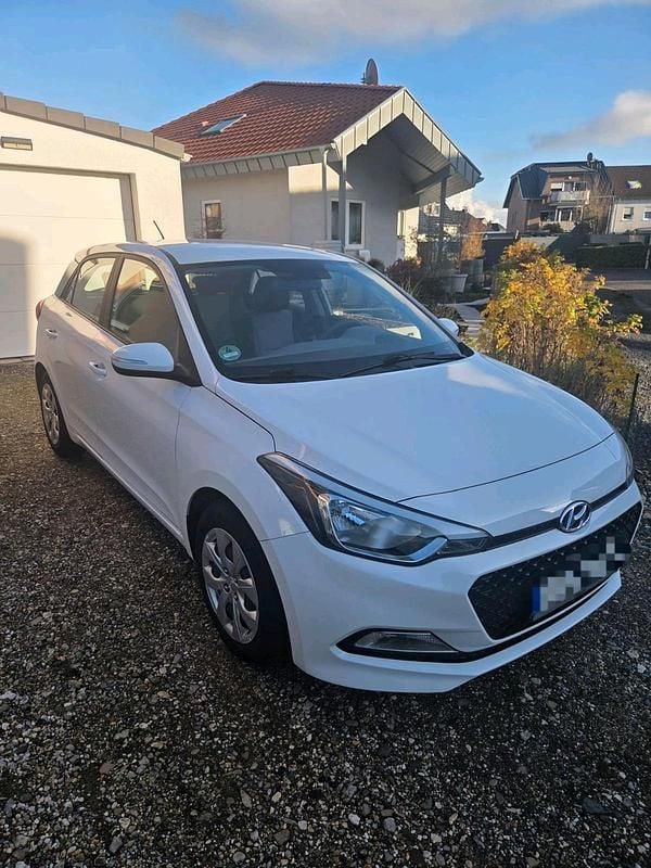 Weiß Gebraucht 2017 Hyundai i20 Kleinwagen | 6.500 € (Superpreis) - Bild 1/4