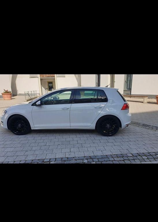 Weiß Gebraucht 2016 VW Golf VII Allstar Limousine | 10.800 € (Fairer Preis) - Bild 1/4