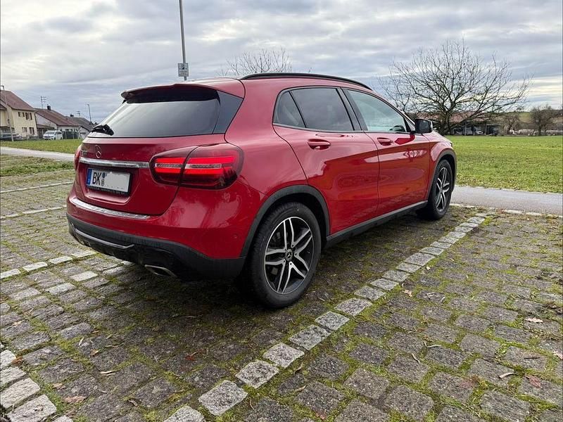 Gebraucht Mercedes GLA200 156 PS (114 kW) 2017 Rot SUV