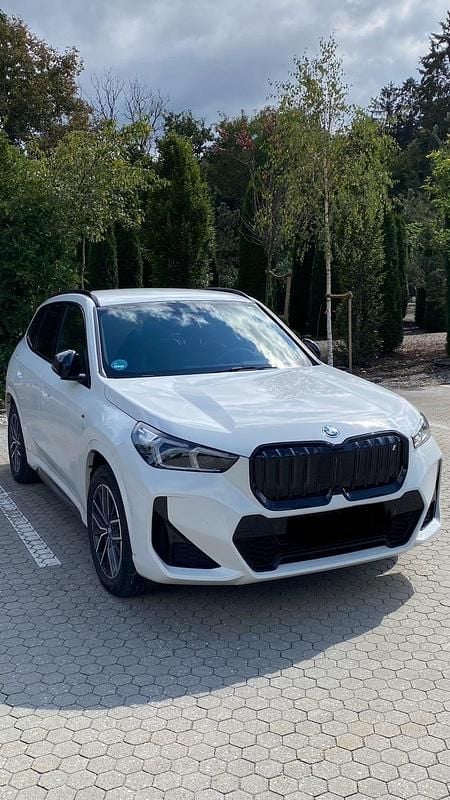 Weiß Gebraucht 2023 BMW iX1 M Sport SUV | 44.000 € (Etwas zu teuer) - Bild 1/4