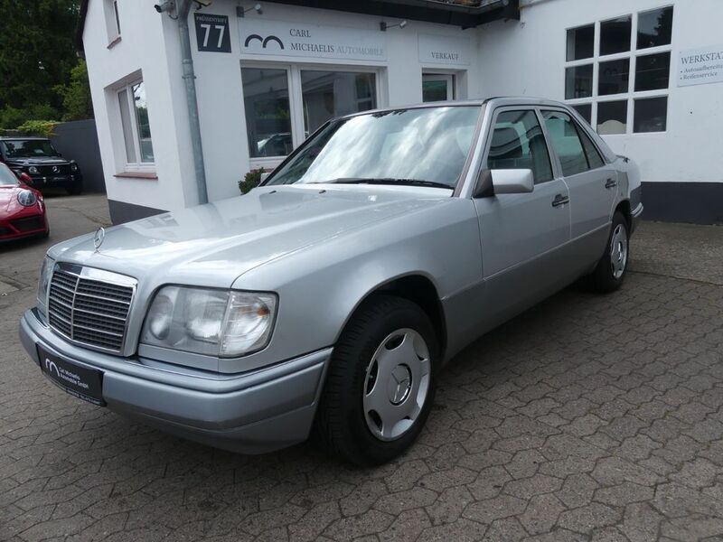 Silber Gebraucht 1994 Mercedes E280 Limousine | 13.990 € - Bild 1/4